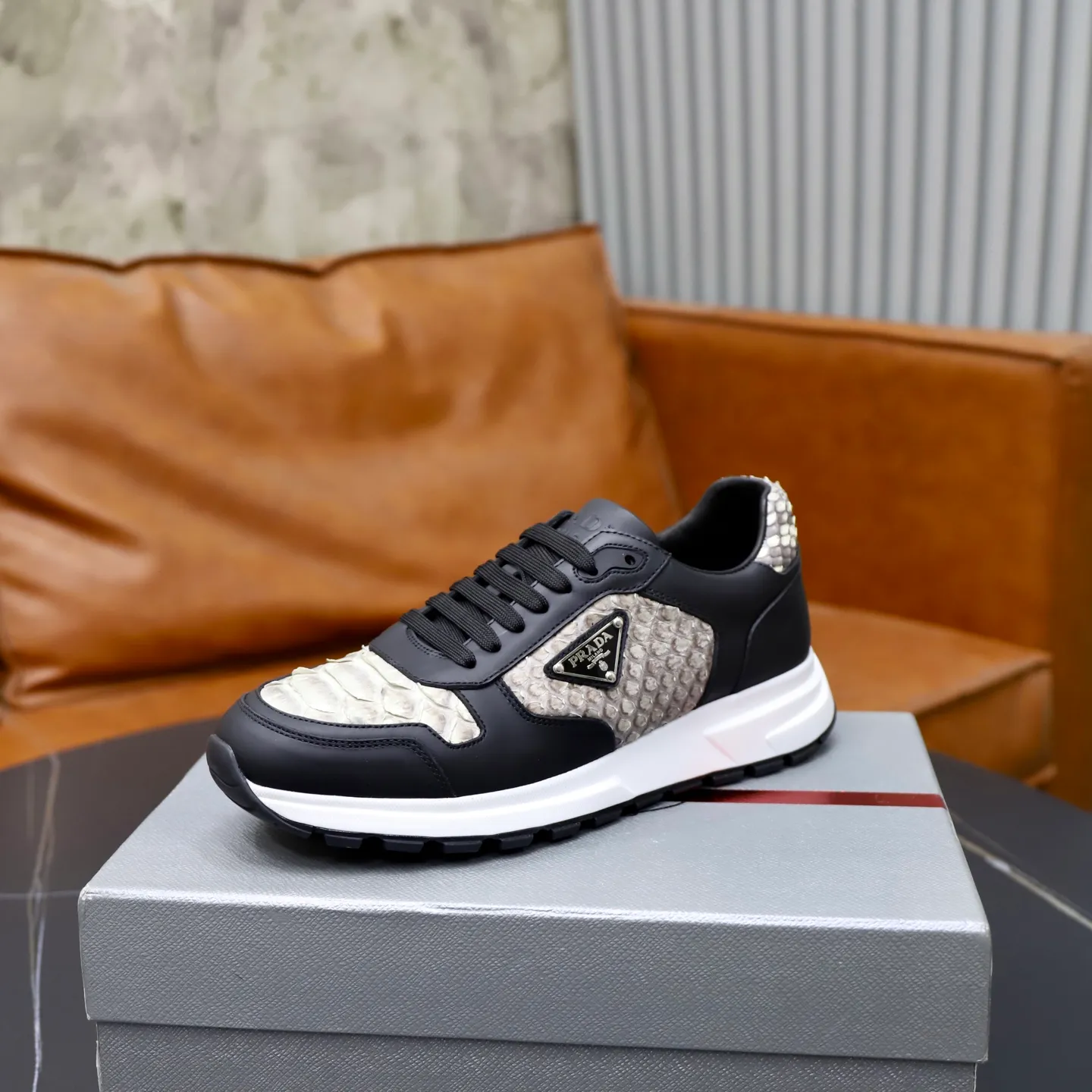 Factory price: 600💰Cow leather lining Brand: PRADA (Prada) Standard code: Men's size 38/44 (45 can be customized) Grade: Same as the official website Material: Original cowhide splicing imported cowhide lining Original combination two-color wear-resistant soft outsole Style category: Leisure and sports version Young fashion European and American trend British style Color: Real picture color